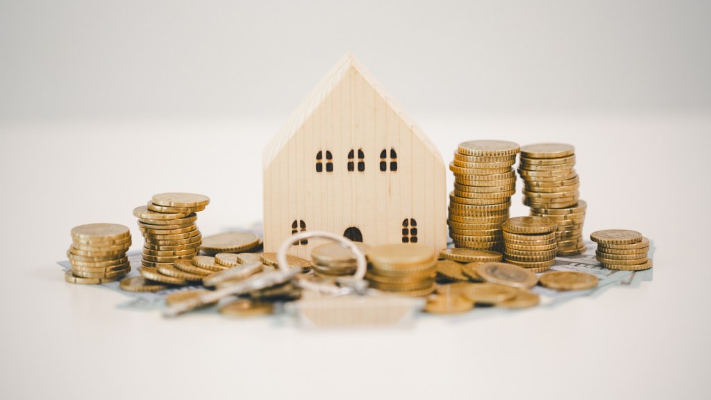 Minnesota homebuyer with no credit history meeting with a Realtor to explore mortgage qualification pathways in the Twin Cities
