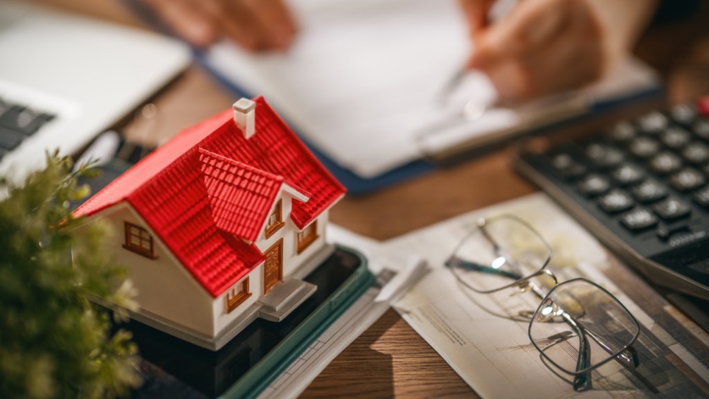 Minnesota homeowner reviewing real estate commission information before selling a home