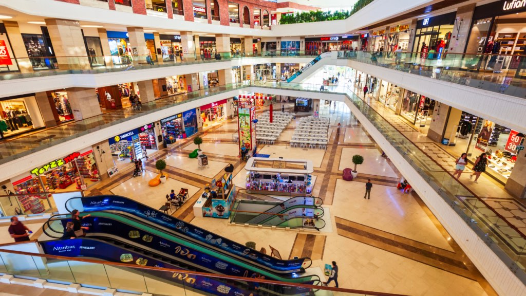 Minnesota residents enjoying convenient access to shopping, restaurants, and daily amenities near their neighborhood