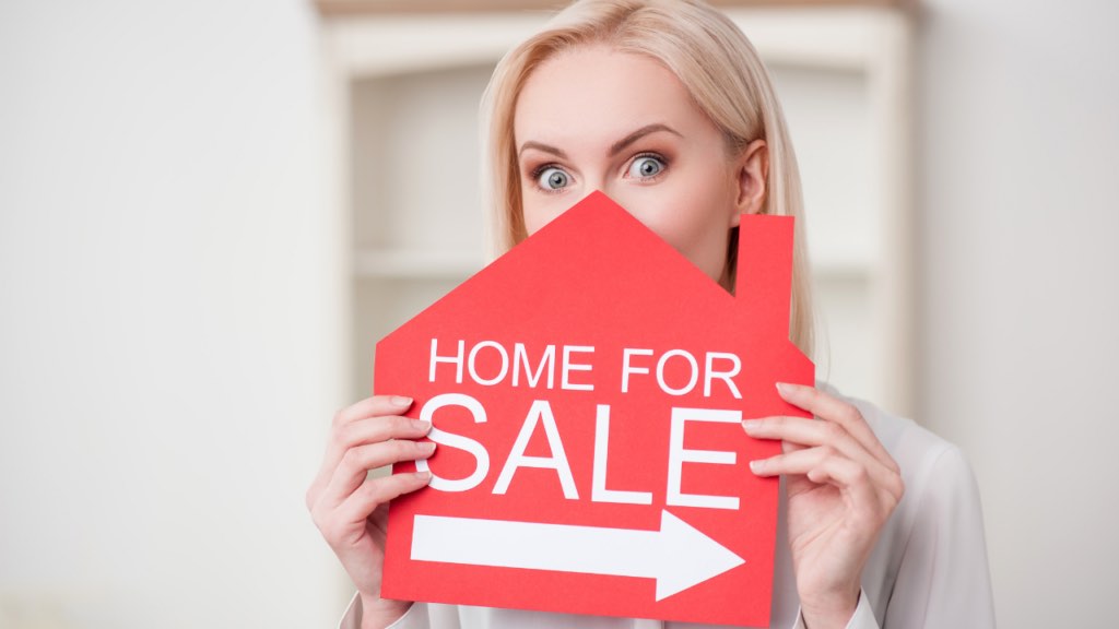 Minnesota home surrounded by seasonal changes illustrating the best times of year to sell